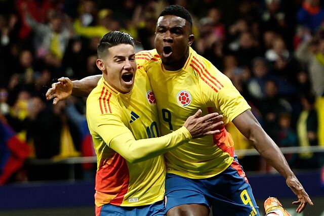 James Rodr�guez y John C�rdoba celebran uno de los goles de Colombia ante Ruman�a