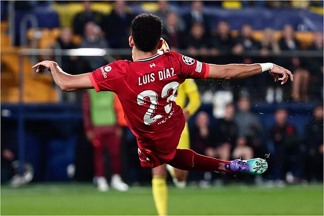 Lis D�az intenta un remate de tijera en un partido del Liverpool.