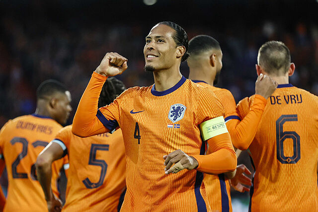 Virgil Van Dijk celebra un gol en la victoria de Pa�ses Bajos ante Islandia.