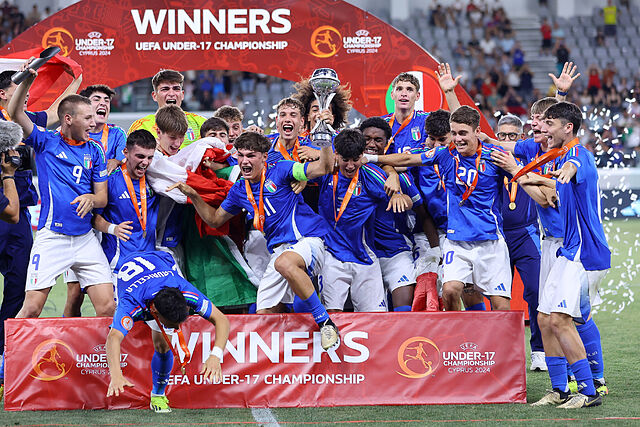Los jugadores de Italia celebran la Eurocopa Sub17.