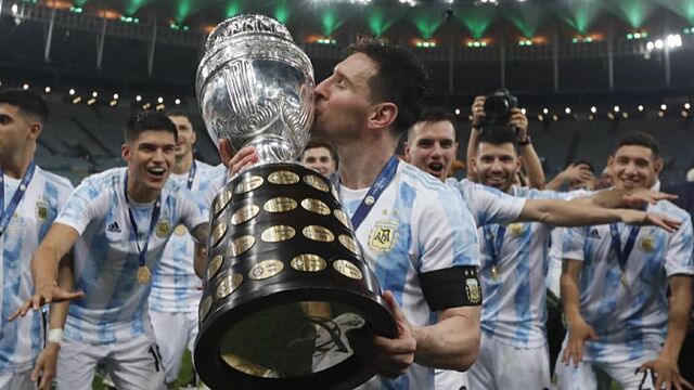 Messi, besando la Copa Am�rica.