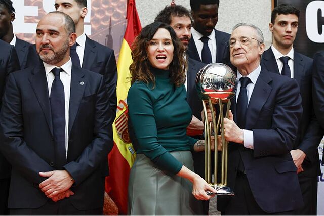 La presidenta de la Comunidad de Madrid, Isabel D�az Ayuso, sostiene el trofeo de Copa del Rey de baloncesto junto al presidente del Real Madrid Florentino P�rez, y el entrenador blanco Chus Mateo.