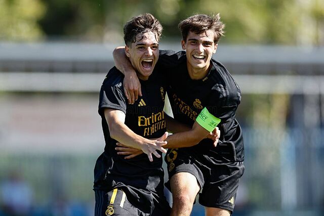 Hugo de Llanos y Manuel �ngel celebran un gol al N�poles en el partido de ida.