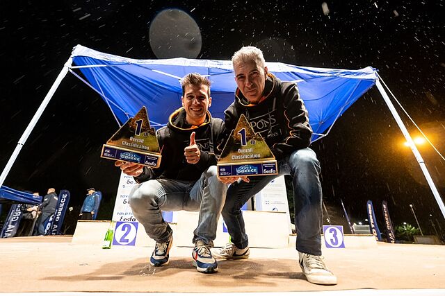 Pons y Betriu, con el trofeo de campeones de la Baja Grecia.