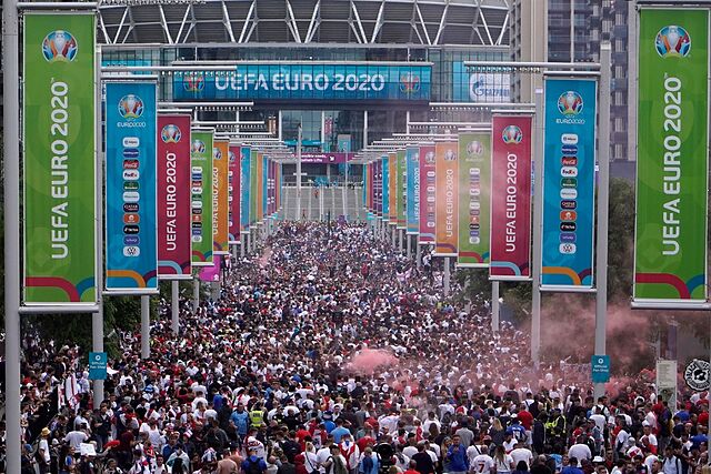 Aficionados ingleses e italianos, en la entrada de Wembley en la final de la Eurocopa.