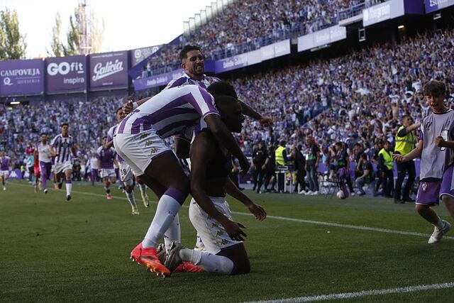 Los jugadores del Valladolid celebran el tanto de Sylla de penalti.