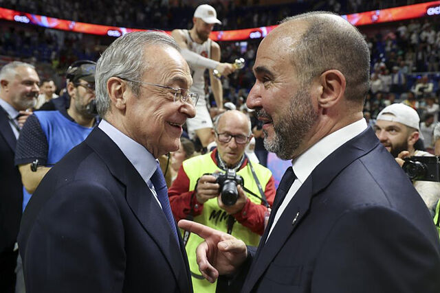El presidente Florentino P�rez felicita a Chus Mateo tras ganar la Copa del Rey.