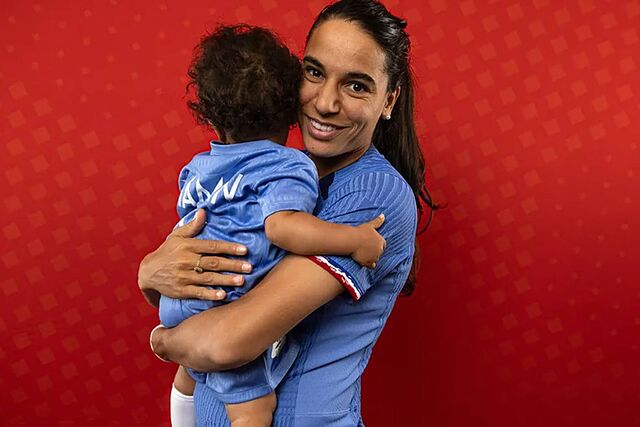Amel Majri posa con su hijo en la previa del Mundial de 2023 / FIFA