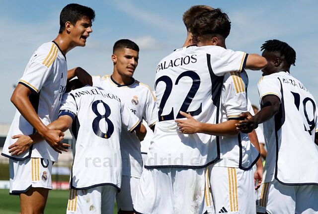 Chema, Manuel �ngel, Palacios, Baba, Yusi y De Llanos, celebrando un gol en la Youth.