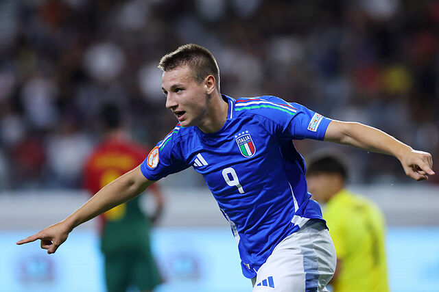 Francesco Camarda celebra un gol con Italia Sub17.