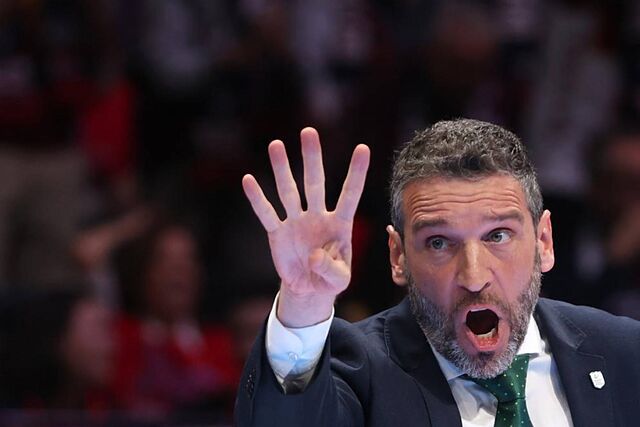 Ibon Navarro gesticula durante el partido ante el UCAM Murcia.