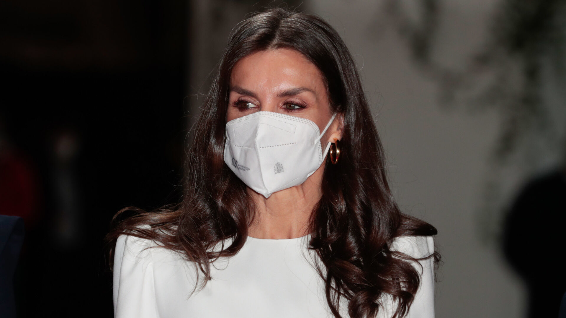 La Reina Letizia derrocha estilo en la Fashion Week de Madrid con un vestido blanco