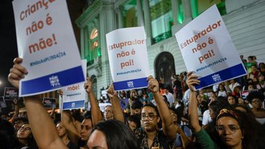 Manifestations au Brésil contre un texte visant à criminaliser l'avortement issu d'un viol. 