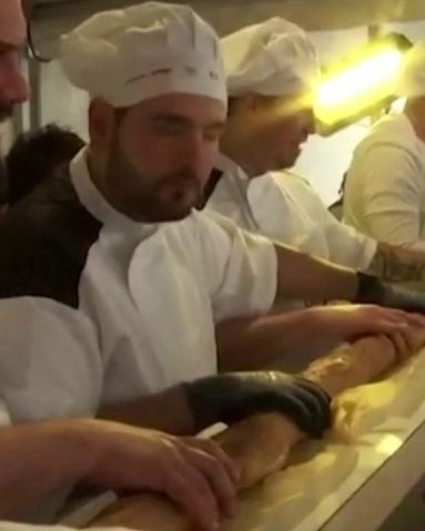VIDÉO - Des boulangers français battent le record du monde de la baguette la plus longue