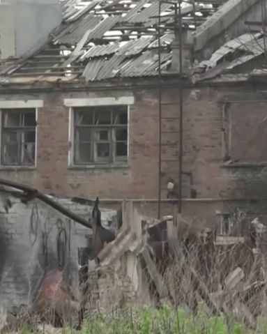 DOCUMENT LCI - Guerre en Ukraine : à Tchassiv Yar, la vie sous les bombes 