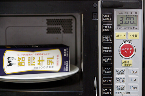 電子レンジで牛乳を温めている