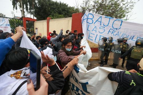 Un grupo de estudiantes de la Universidad San Marcos protestan contra las elecciones internas en esa casa de estudios