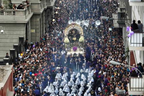 Procesión del Señor de los Milagros recorre por segunda vez las calles de Lima para impartir su bendición a sus miles de fieles