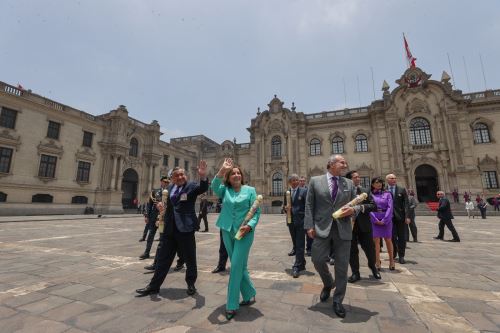 Presidenta Dina Boluarte rindió homenaje al Señor de los Milagros a su paso por Palacio de Gobierno