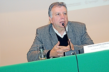 foto do Prof. Dr. Ivan Felizardo Contrera Toro - Pró-Reitor de Graduação falando ao microfone