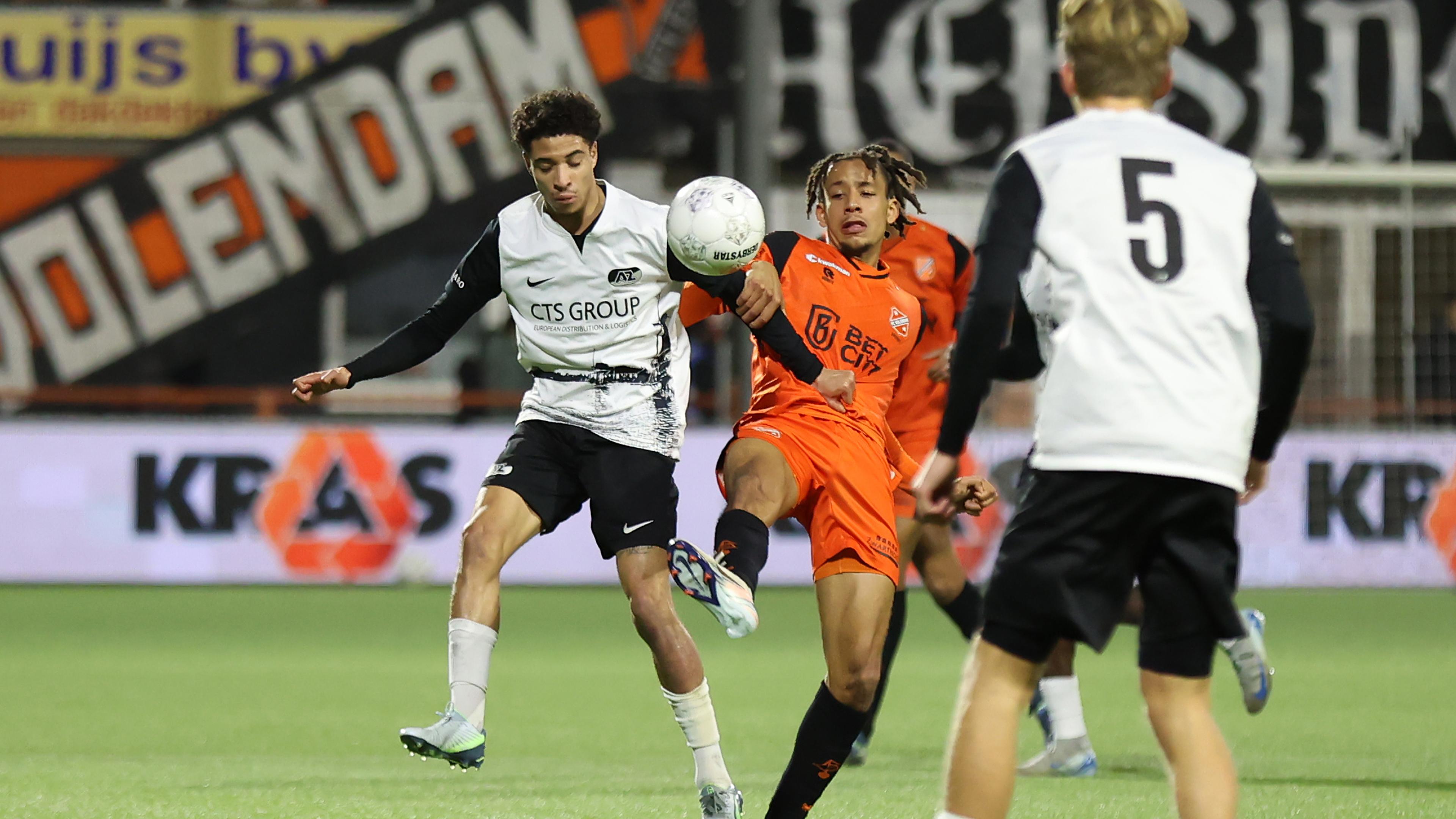 Ro-Angelo Daal (links) van Jong AZ is in duel met FC Volendam-verdediger Déron Payne.