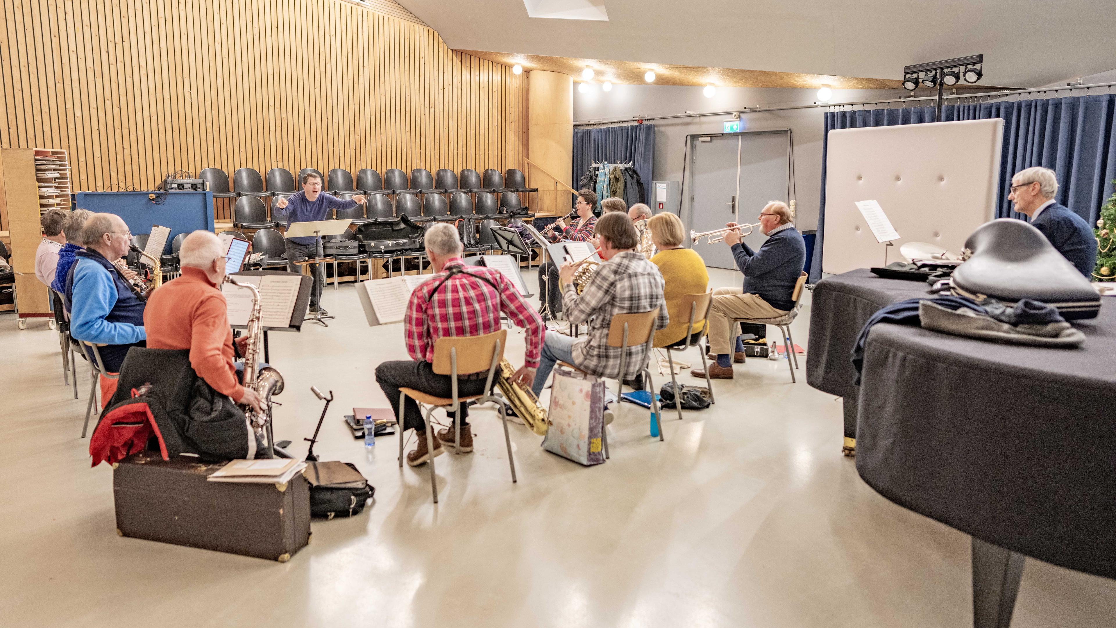 Dirigent Jervand Barirov stuurt het Stedelijk Muziekkorps nog een laatste keer aan tijdens een repetitie.