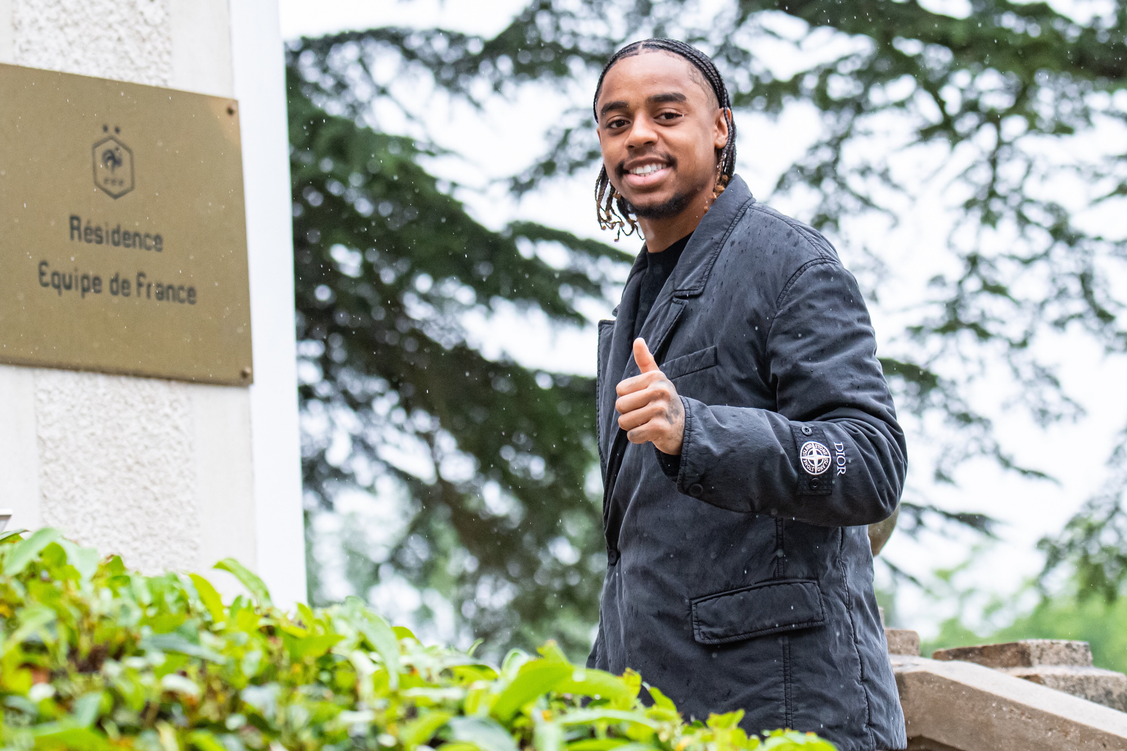 Bradley Barcola arrive à Clairefontaine