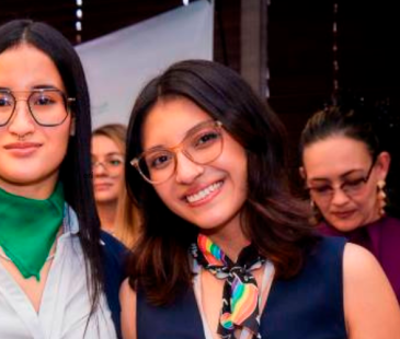 Laura y Natalia son integrantes del semillero de litigio internacional de la facultad de Derecho de la UdeA. / FOTO: CORTESÍA.