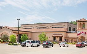 Ramada By Wyndham Des Moines Tropics Resort & Conference Ctr