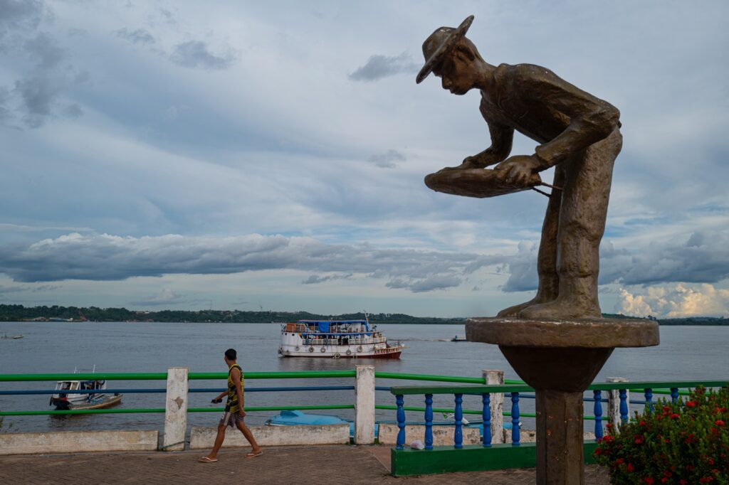 Nas margens do Tapajós, Itaituba (PA) é conhecida como “cidade-pepita” pela importância da atividade de extração de ouro na região (Foto: Repórter Brasil)