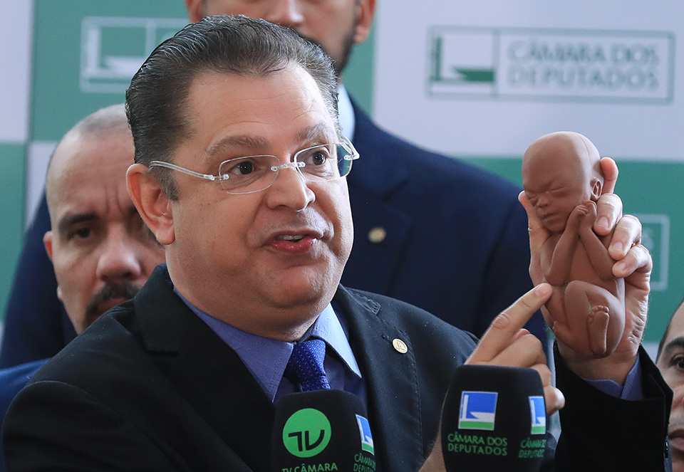 O deputado Sóstenes Cavalcante (PL-RJ), autor do "PL do Estupro", votou a favor do "PL do Veneno", que flexibiliza o uso de agrotóxicos associados a abortos (Foto: Lula Marques/ Agência Brasil)