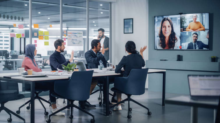 Virtuelle Zusammenarbeit per Videokonferenz im Meetingraum