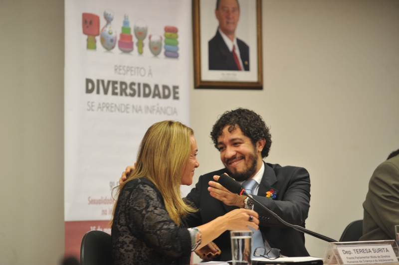 A deputada Teresa Surita, da Frente Parlamentar Mista de Direitos da Criança e do Adolescente, e o deputado Jean Wyllys, da Frente Parlamentar pela Cidadania LGBT, durante o 9º Seminário LGBT no Congresso Nacional - "Respeito à Diversidade se Aprende na Infância" (Foto: Elza Fiúza | Agência Brasil)