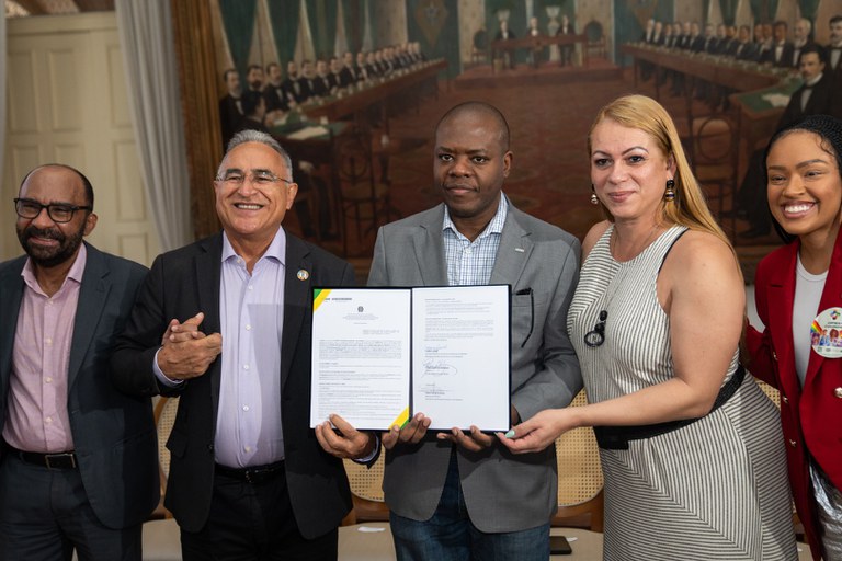 Edmilson Rodrigues, Silvio de Almeida e Symmy Larrat firmaram compromisso pelos LGBTQIA+ (Foto: Gustavo Gloria - Ascom/MDHC)