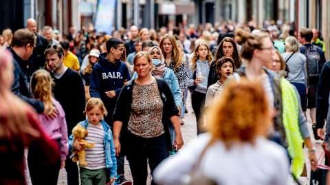 Bustle in the shopping streets of Kalverstraat