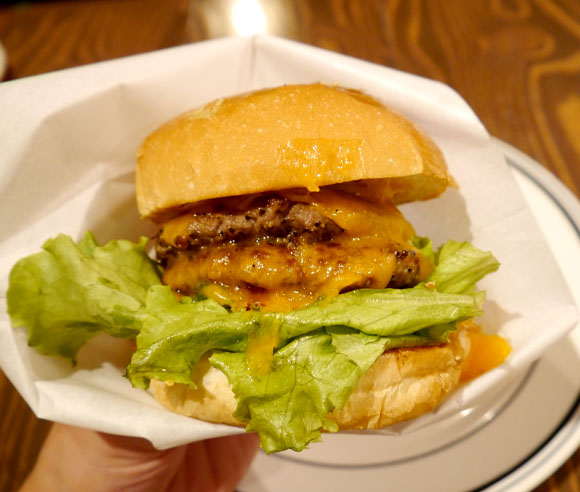 「遊べる本屋」ヴィレッジヴァンガードのハンバーガーを食べてみたッ！ 肉汁にこだわったジューシービーフに納得