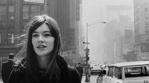L'auteure, chanteuse, compositrice et actrice française Françoise Hardy, ici dans les rues de New-York, en avril 1965, aux États-Unis.