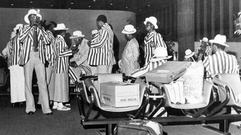 La délégation olympique du Nigeria attendant son vol de retour, le 16 juillet 1976 à l'aéroport de Mirabel, à Montréal, après avoir annoncé la veille le boycott des Jeux.
