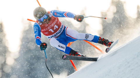 Le Français Cyprien Sarrazin dans la descente de la Coupe du monde de ski alpin de Kitzbühel, en Autriche, le 19 janvier 2024 © GEORG HOCHMUTH / APA/AFP