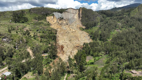 Cette vue aérienne prise le 27 mai 2024 montre une vue générale de la zone touchée par un glissement de terrain dans la région de Maip Mulitaka, dans la province d'Enga, en Papouasie-Nouvelle-Guinée.