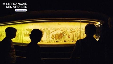 Des visiteurs observent la tapisserie de Bayeux le 27 août 2007 au musée de la tapisserie de la ville.