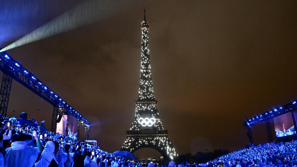 La tour Eiffel illuminée lors de la cérémonie d'ouverture des Jeux olympiques de Paris, le 26 juillet 2024.