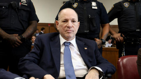 Le producteur de cinéma Harvey Weinstein lors d'une audience en juillet 2024 à New York, au cours de laquelle il était apparu diminué physiquement et poussé dans un fauteuil roulant.