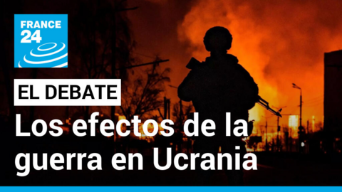 Silueta de un integrante de las fuerzas especiales ucranianas mientras arde una gasolinera tras los ataques rusos en la ciudad de Jarkiv el 30 de marzo de 2022, durante la invasión rusa lanzada sobre Ucrania.