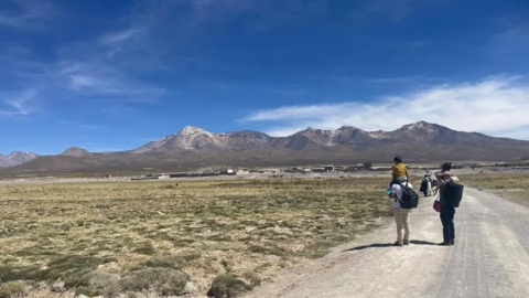 Venezolanos cruzan a pie el altiplano andino para llegar a Chile desde Bolivia.