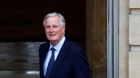 El recién nombrado primer ministro de Francia, Michel Barnier, llega a la ceremonia de traspaso de mando con el premier saliente, Gabriel Attal, en Matignon, en París, Francia, el 5 de septiembre de 2024.