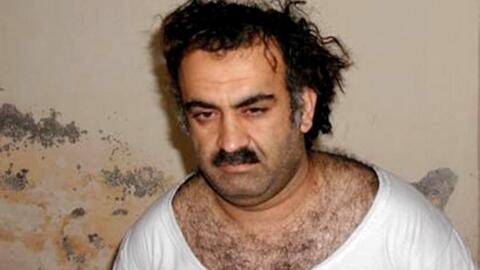 Khaled Cheikh Mohammed le soir de sa capture au Pakistan en 2003, les cheveux ébouriffés et la moustache touffue, vêtu d'un pyjama blanc.