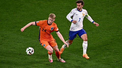 Le milieu de terrain français Antoine Griezmann se bat pour le ballon avec le milieu de terrain néerlandais Jerdy Schouten pendant le match France Pays-Bas de l'Euro 2024.