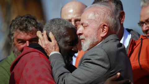 El presidente brasileño, Luiz Inacio Lula da Silva (d), saluda a un residente local durante una visita al barrio de Passo de Estrela en Cruzeiro do Sul, estado de Rio Grande do Sul, el 6 de junio de 2024, después de que la región se viera gravemente afectada por las recientes inundaciones.