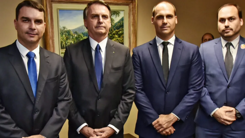 L'ex-président brésilien Jair Bolsonaro (centre gauche) entouré de ses trois fils aînés, Flavio, Carlos et Eduardo. Des enregistrements révèlent que Jair Bolsonaro a tenté d'étouffer une enquête pour corruption visant son fils Flavio, sénateur brésilien.